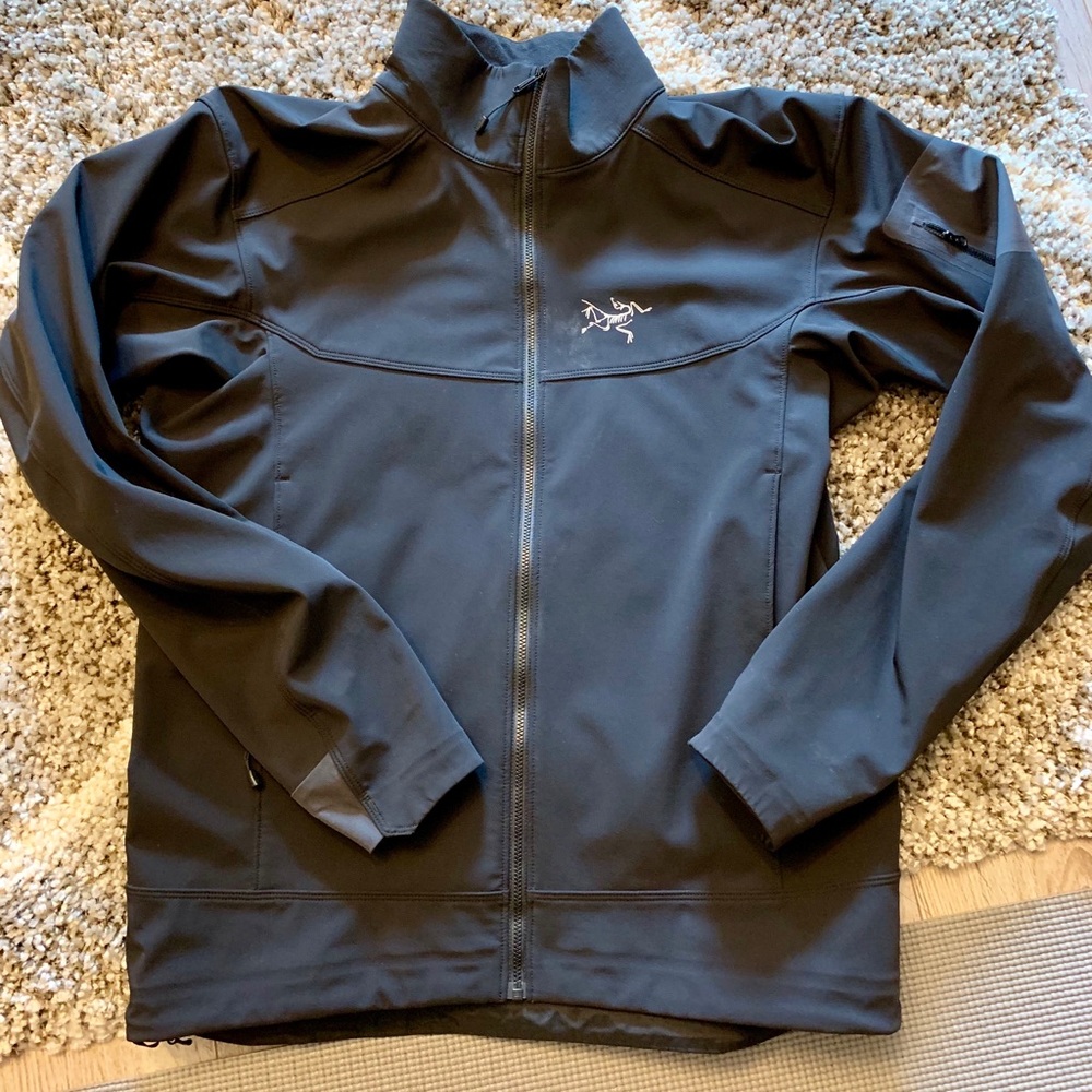 Arc’teryx light zip up in M